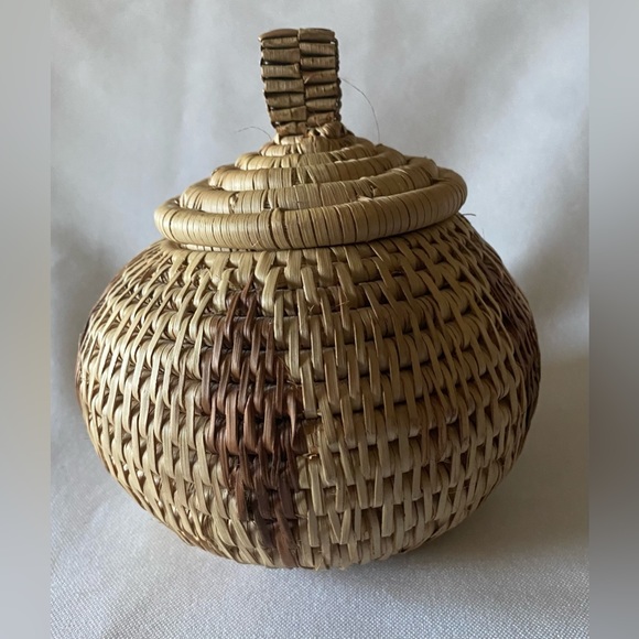 Hand Woven Native American Lidded Basket and Seed Bead Brooch - Picture 4 of 8